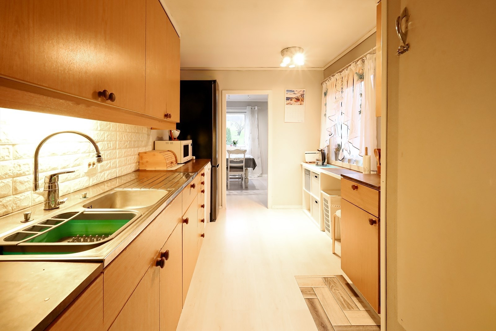 Kjøkkenet har eldre innredning med slette fronter. Galleribilde