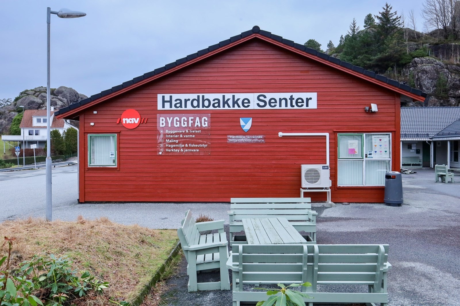 Du finner også Hardbakke senter som tilbyr ulike tjenester. Galleribilde