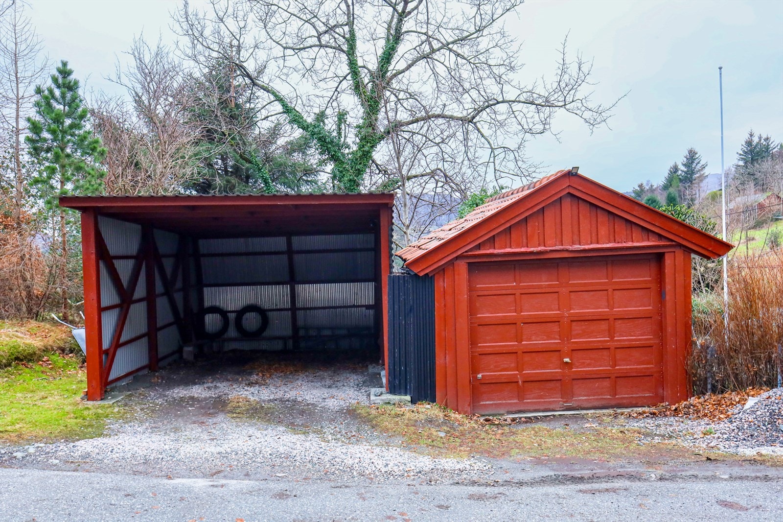 Praktisk garasje og carport. Galleribilde