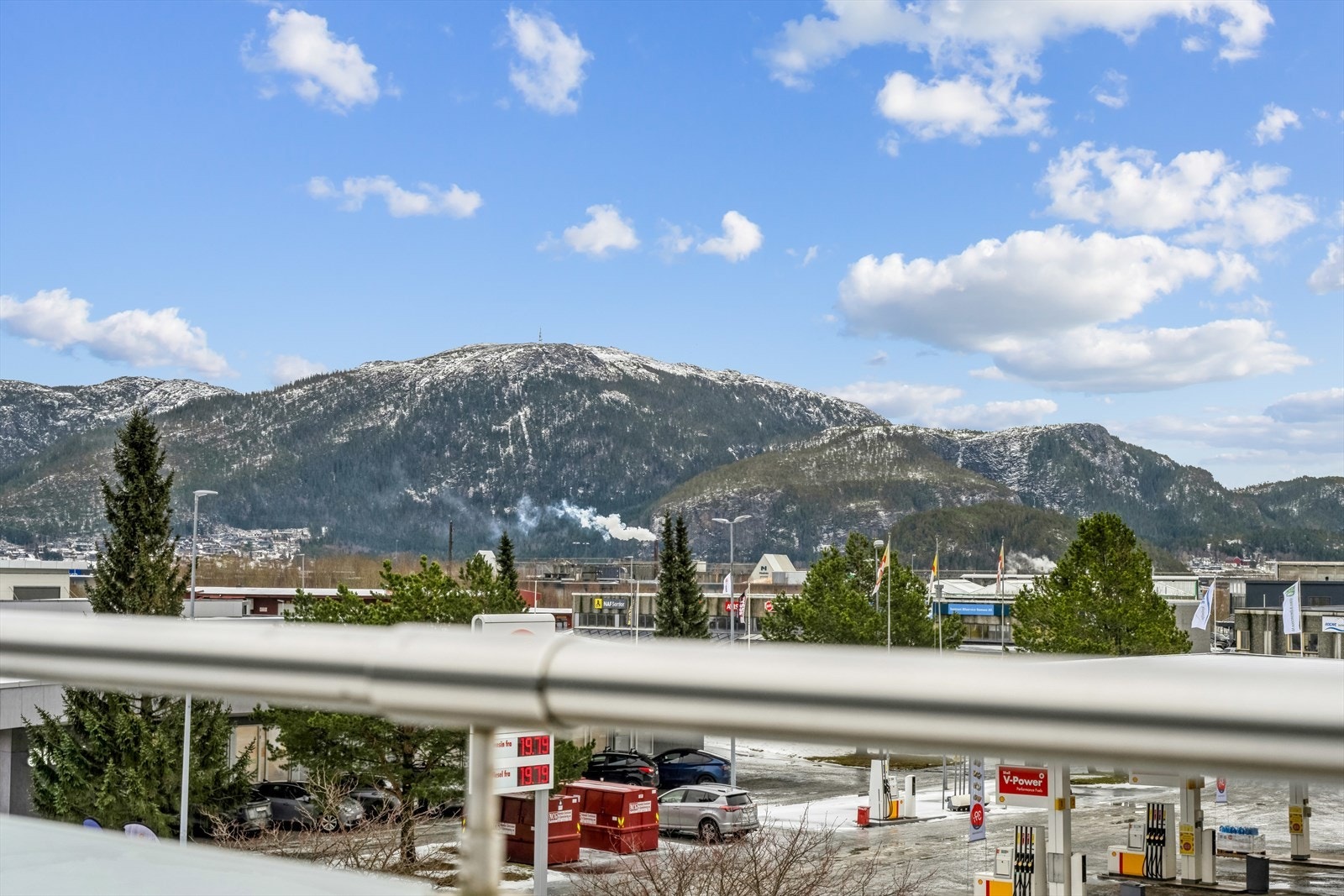 Utsikt mot Spillumsfjellet. Leiligheten har gode lys og solforhold. Galleribilde