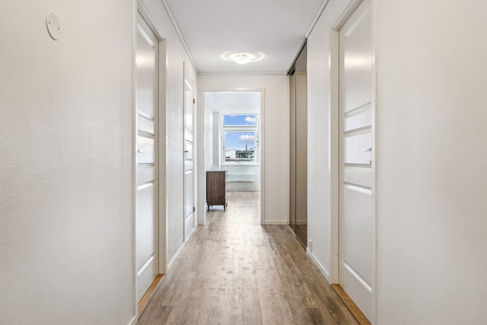 Gang med skyvedørsgarderobe. Sentralstøvsuger. Galleribilde