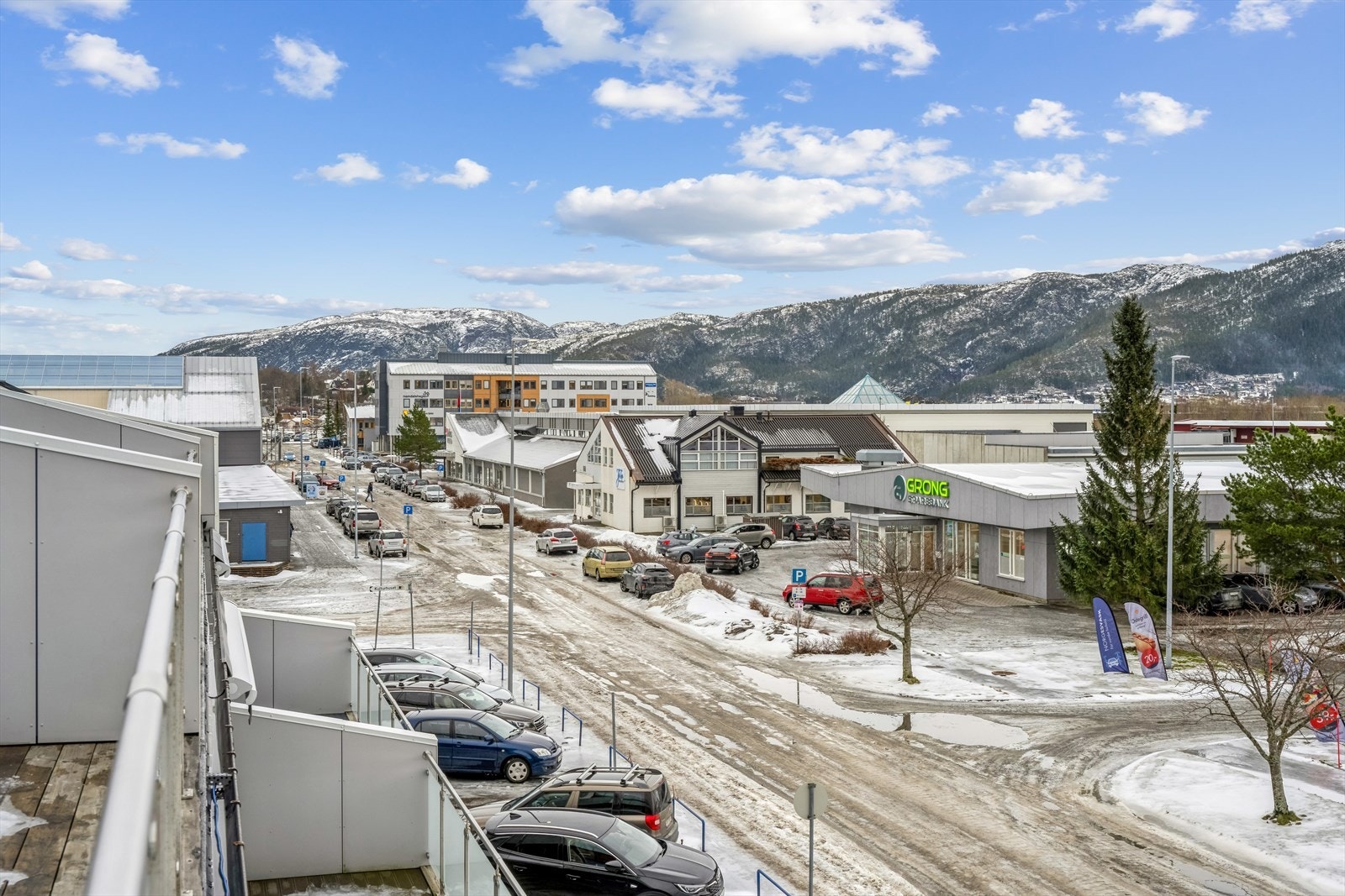 Svært sentral beliggenhet med kort gangavstand til Amfi sentret, cafe, matbutikker, lokalbank m.m. Galleribilde