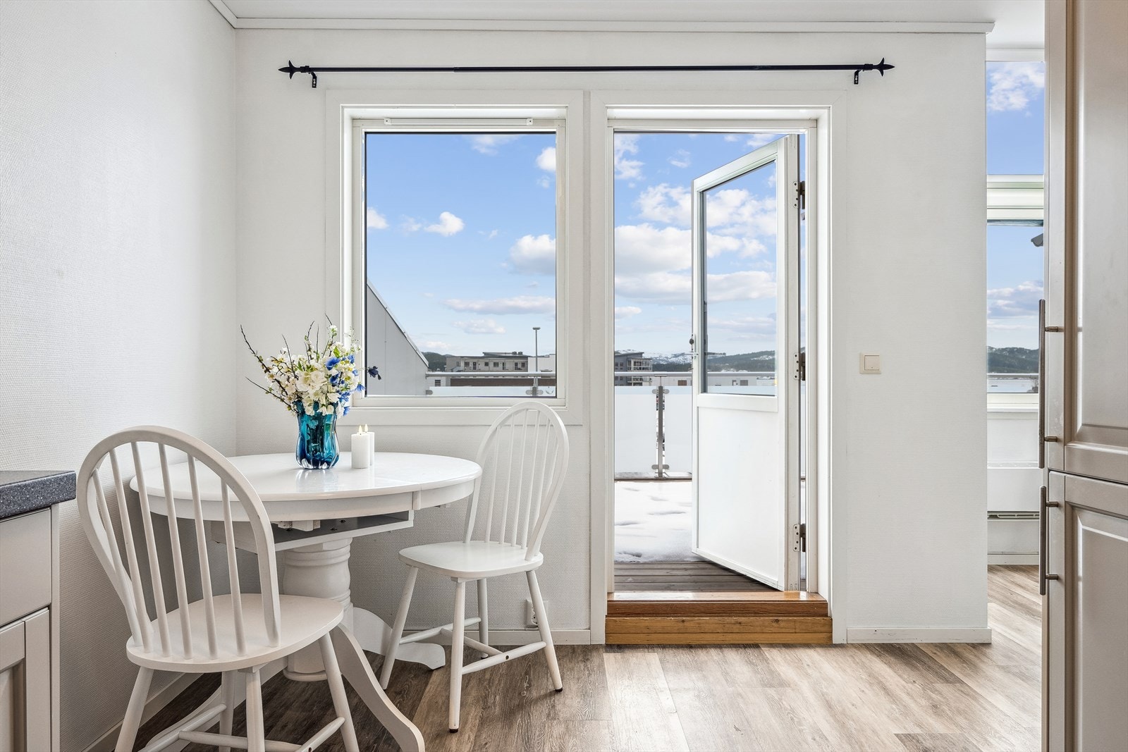 Kjøkken med spiseplass og utgang til veranda Galleribilde