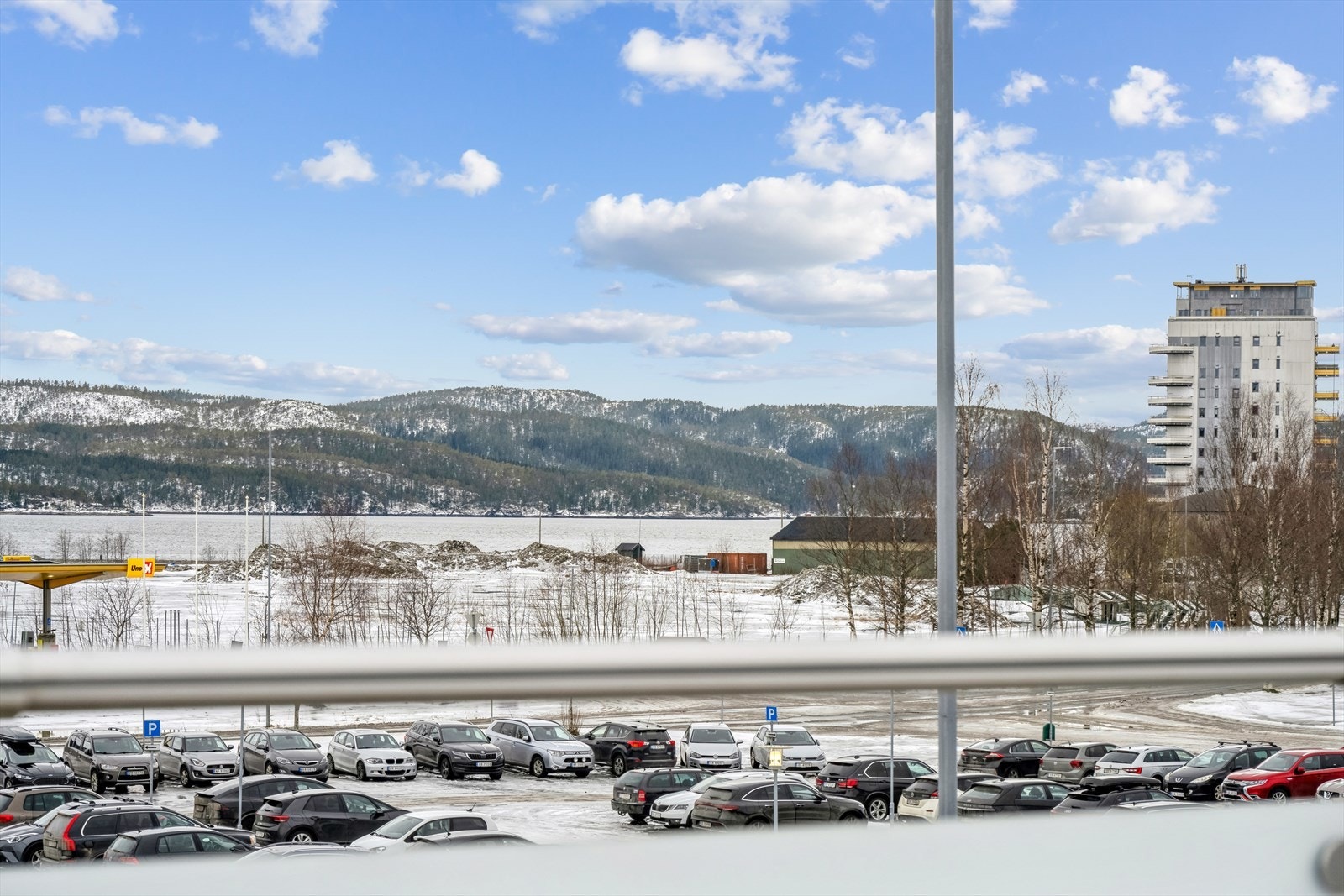 Utsikt. Romslig skjermert veranda på ca. 23 kvm. Galleribilde