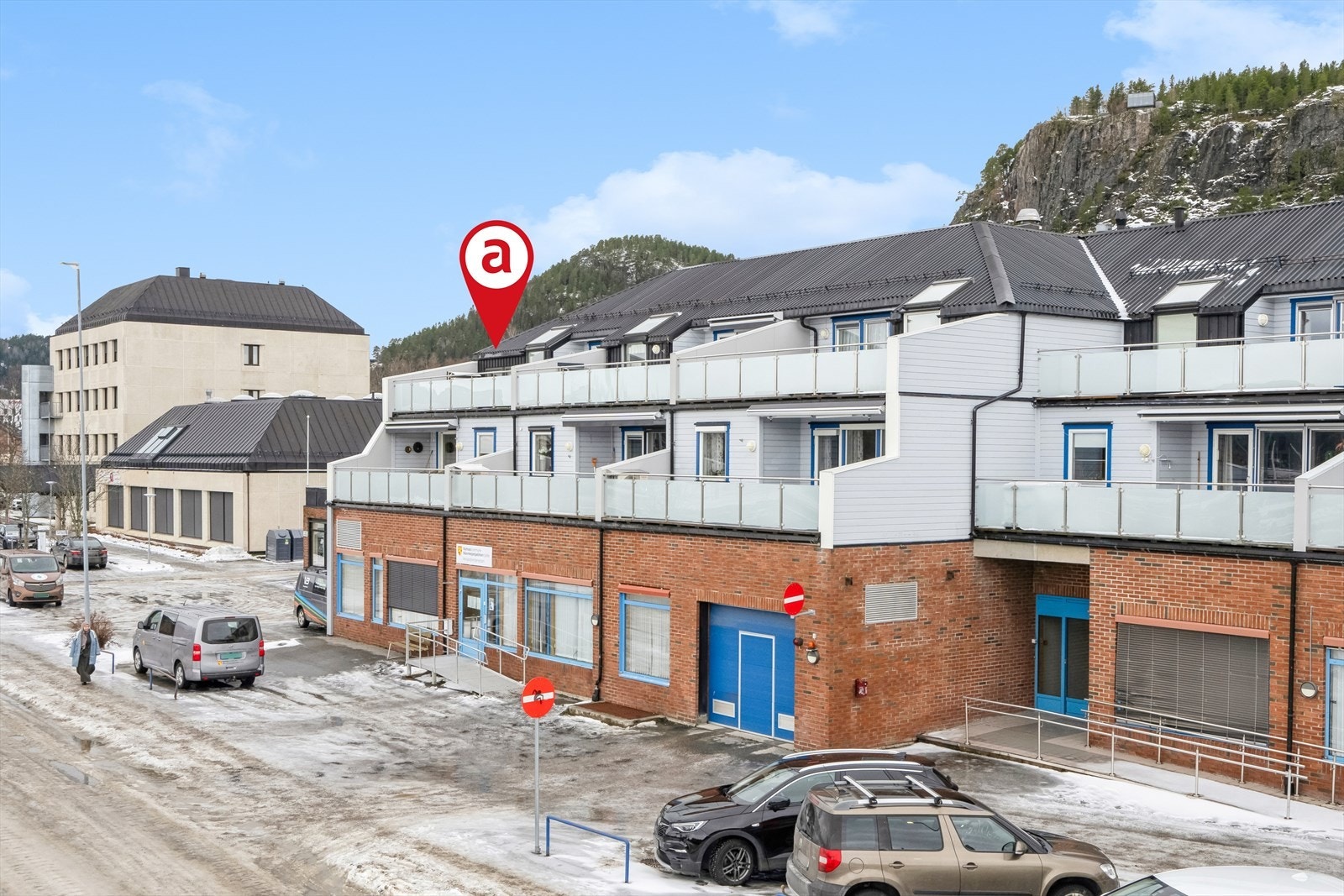 Attraktiv hjørneleilighet i 3.etg. Flott utsikt og gode lys og solforhold. Heis og parkeringskjeller. Galleribilde