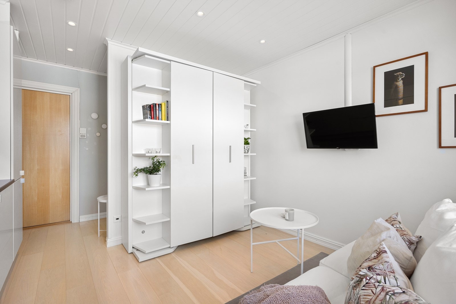 Svært god planløsning med oppbevaringsplass i en meget praktisk garderobe med innebygget seng fra Italia. Galleribilde