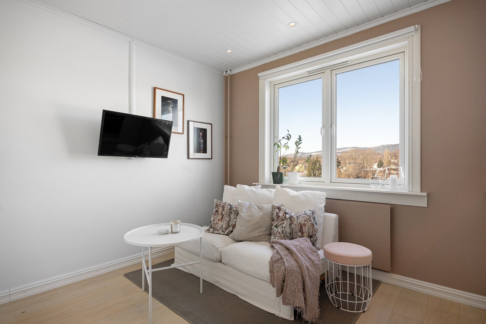 Stuen oppleves som hyggelig og romslig med god takhøyde, samt store vindusflater som gir rommet en luftig følelse. Galleribilde