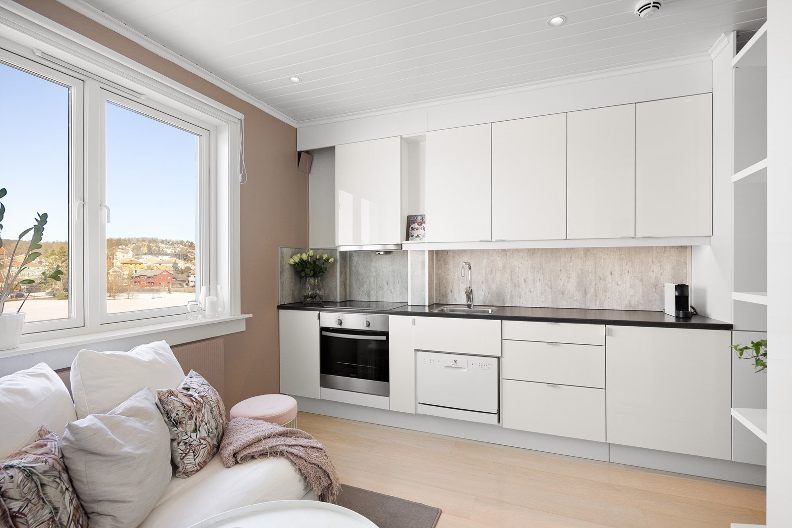 1-stavs eikeparkett, store vindusflater og kjøkkenets slette fronter er noe av det som gjør dette til en moderne og tidsriktig leilighet. Galleribilde