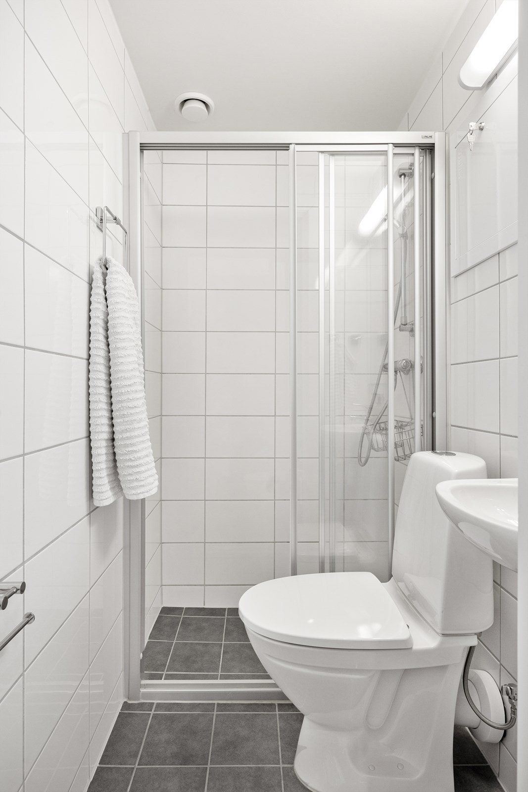 Pent og flislagt bad. Badet er pusset opp i regi av borettslaget, og var ferdigstilt i 2014. Galleribilde