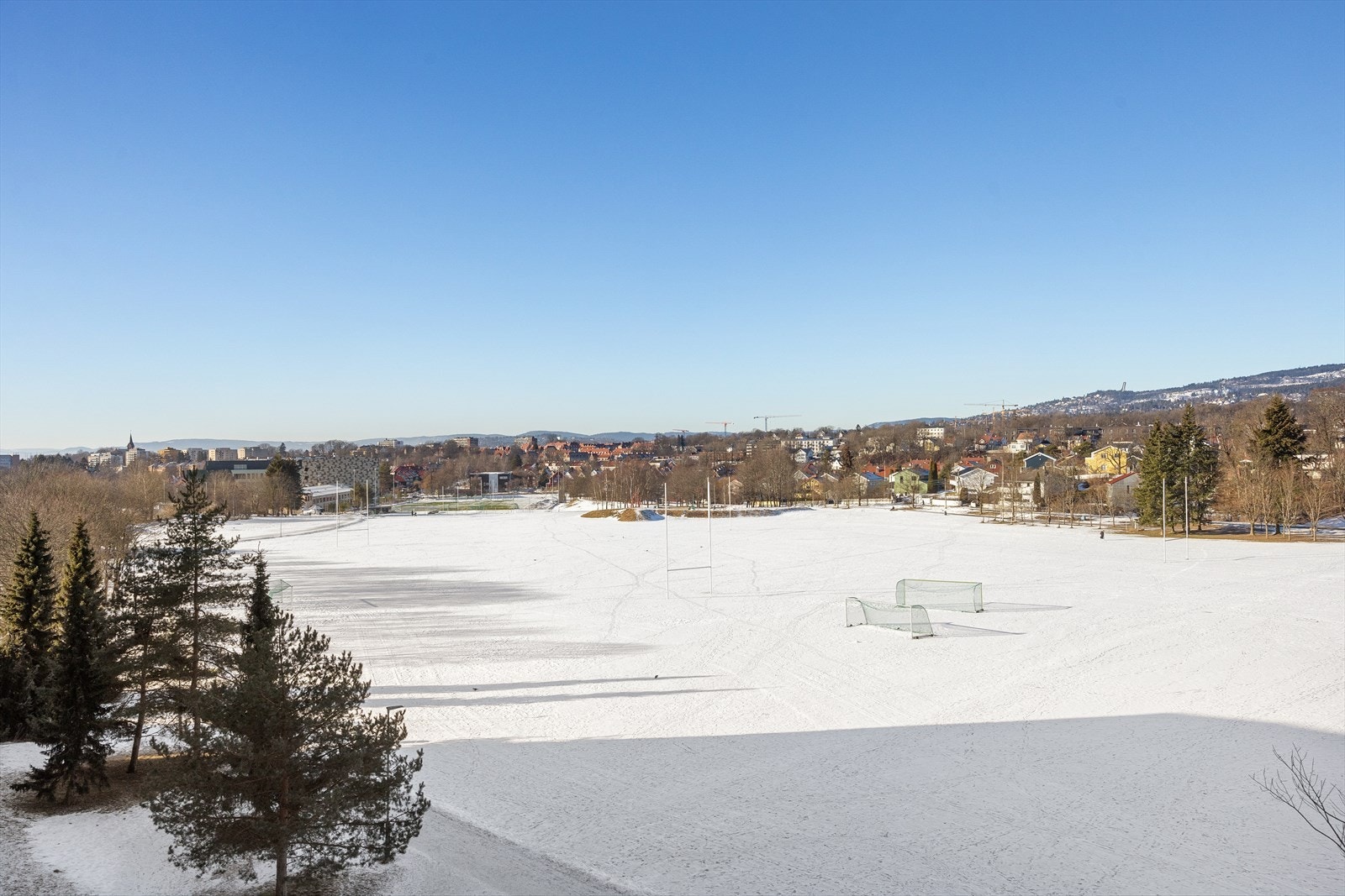 Flott utsikt fra vinduet i retning Holmenkollen. Galleribilde