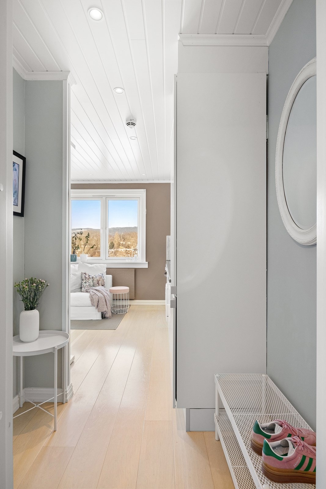 El-anlegget er helt nytt i 2015. Lyset styres av en håndkontroll hvor det er delt inn i fire soner (Spotter i stue, spotter i gangen, kjøkkenbenken og badet) og en bryter for alle. Det er montert usb-kontakt ved sengen. Galleribilde