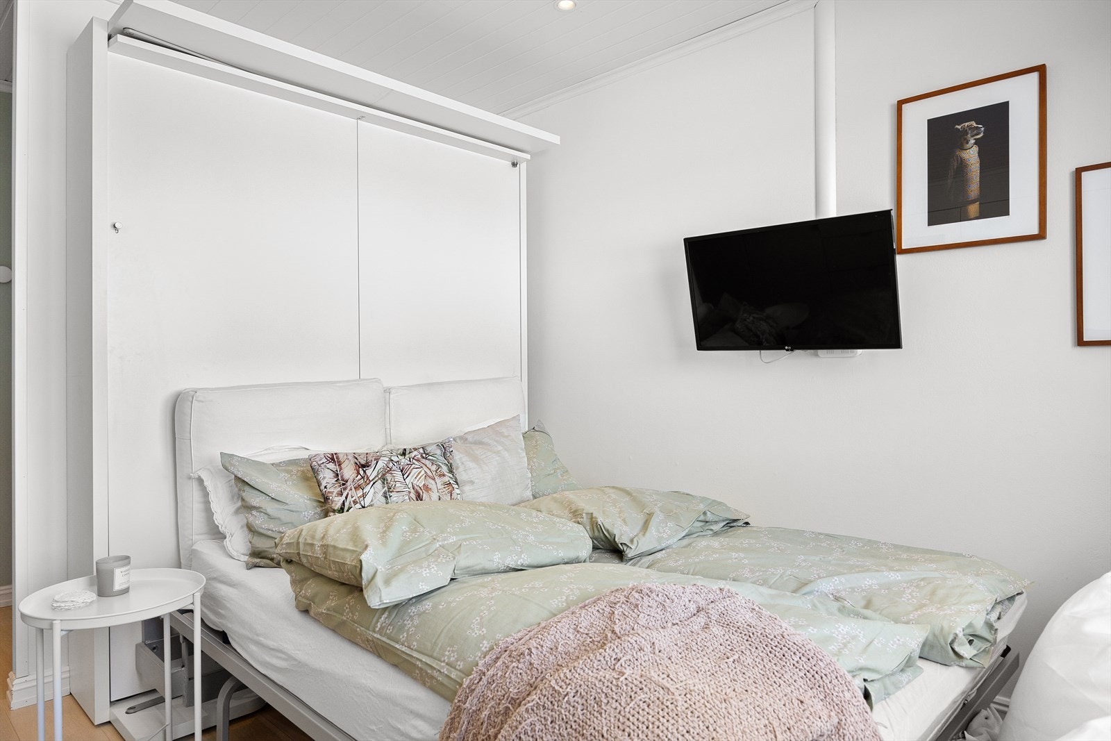 Etter at garderoben roteres 180 grader kommer dobbeltsengen ut. Galleribilde