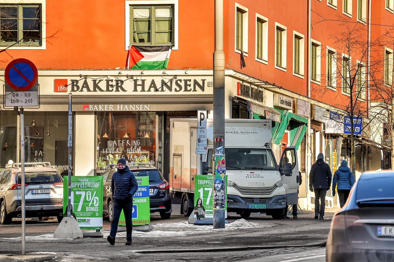 Fra boligen har du kort avstand til dagligvarebutikker som Kiwi og Rema 1000, samt et variert utvalg av spisesteder som for eksempel Baker Hansen og Lofthus Samvirkelag som serverer sin populære pizza på kveldstid. Galleribilde