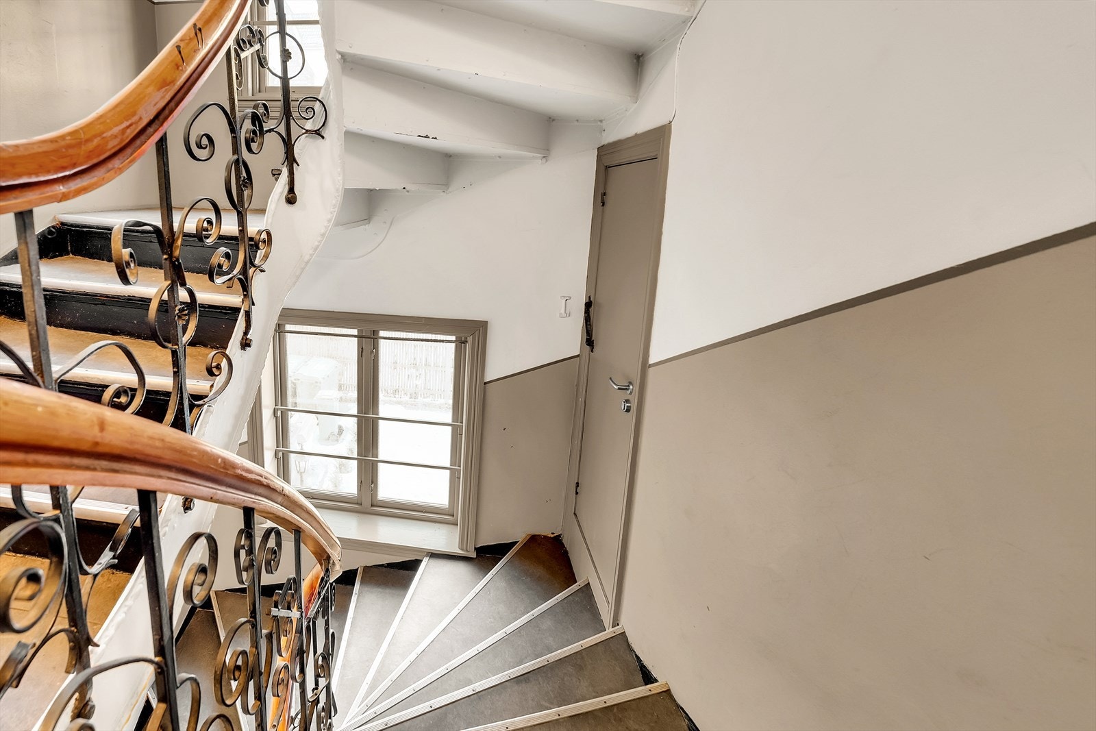 Lett tilgjengelig bod i oppgangen. Galleribilde