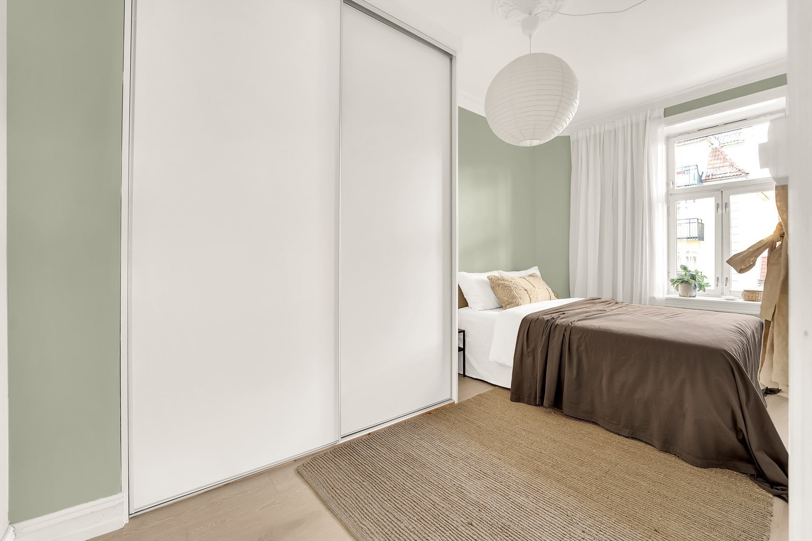 Rommet er utstyrt med en romslig skyvedørsgarderobe fra Acme Interiør, installert i 2018, som gir rikelig med oppbevaringsplass. Galleribilde