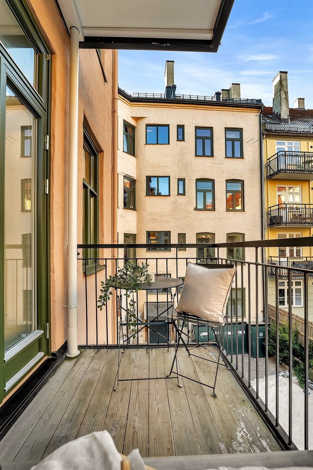 Det er også plass til en liten sittekrok som gjør balkongen til et ideelt sted for å trekke frisk luft og nyte været i fredelige omgivelser. Galleribilde