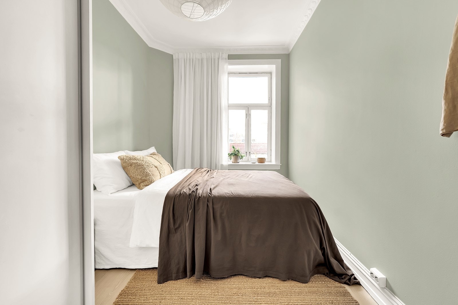 Hovedsoverommet er malt i en nydelig mintgrønn farge som tilfører rommet et lyst og lekkert uttrykk, perfekt for å skape en avslappende sone. Galleribilde