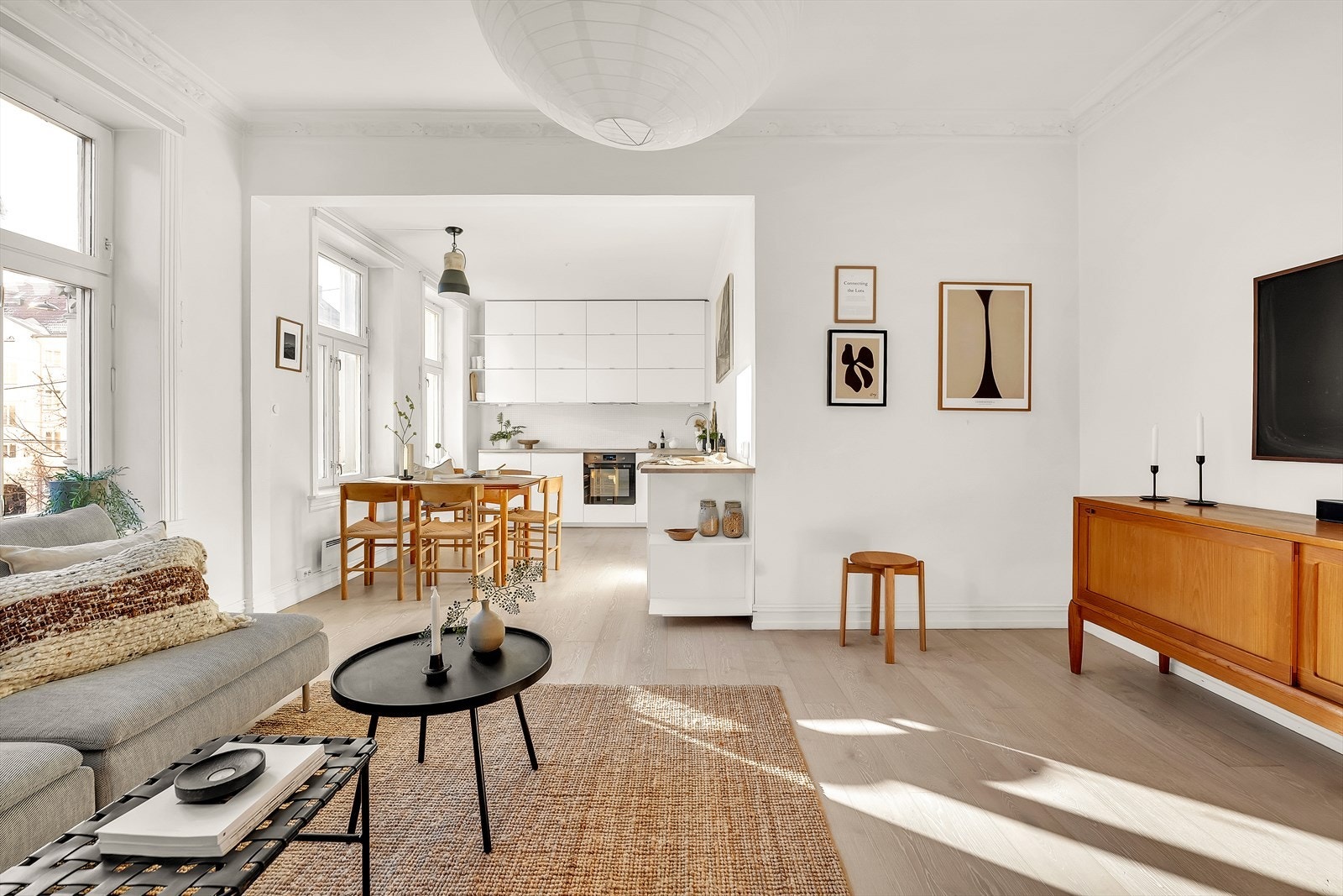 Stuen har et moderne og tidløst preg med 1-stavs eikeparkett fra Kährs, lagt i 2021, som er gjennomgående for leiligheten. Galleribilde