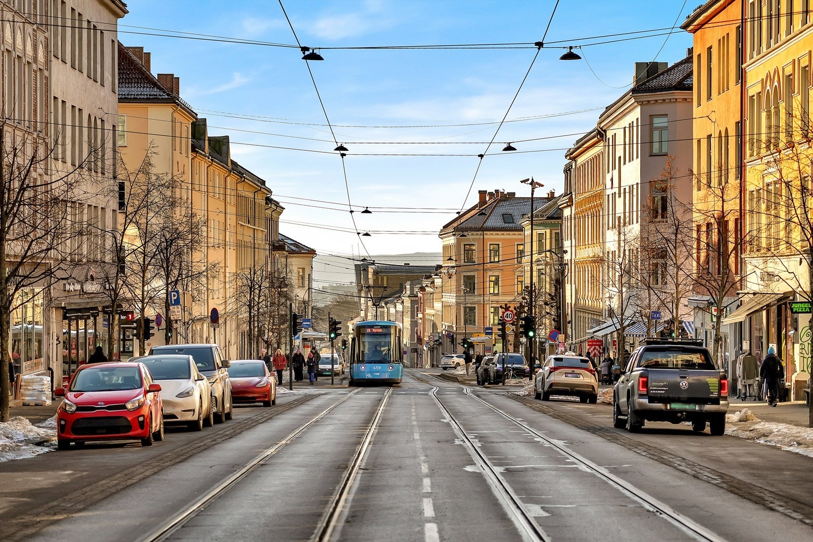 Området har gode kollektivmuligheter med både buss- og trikkestopp rett utenfor leiligheten, noe som gir enkel tilgang til resten av byen. Galleribilde
