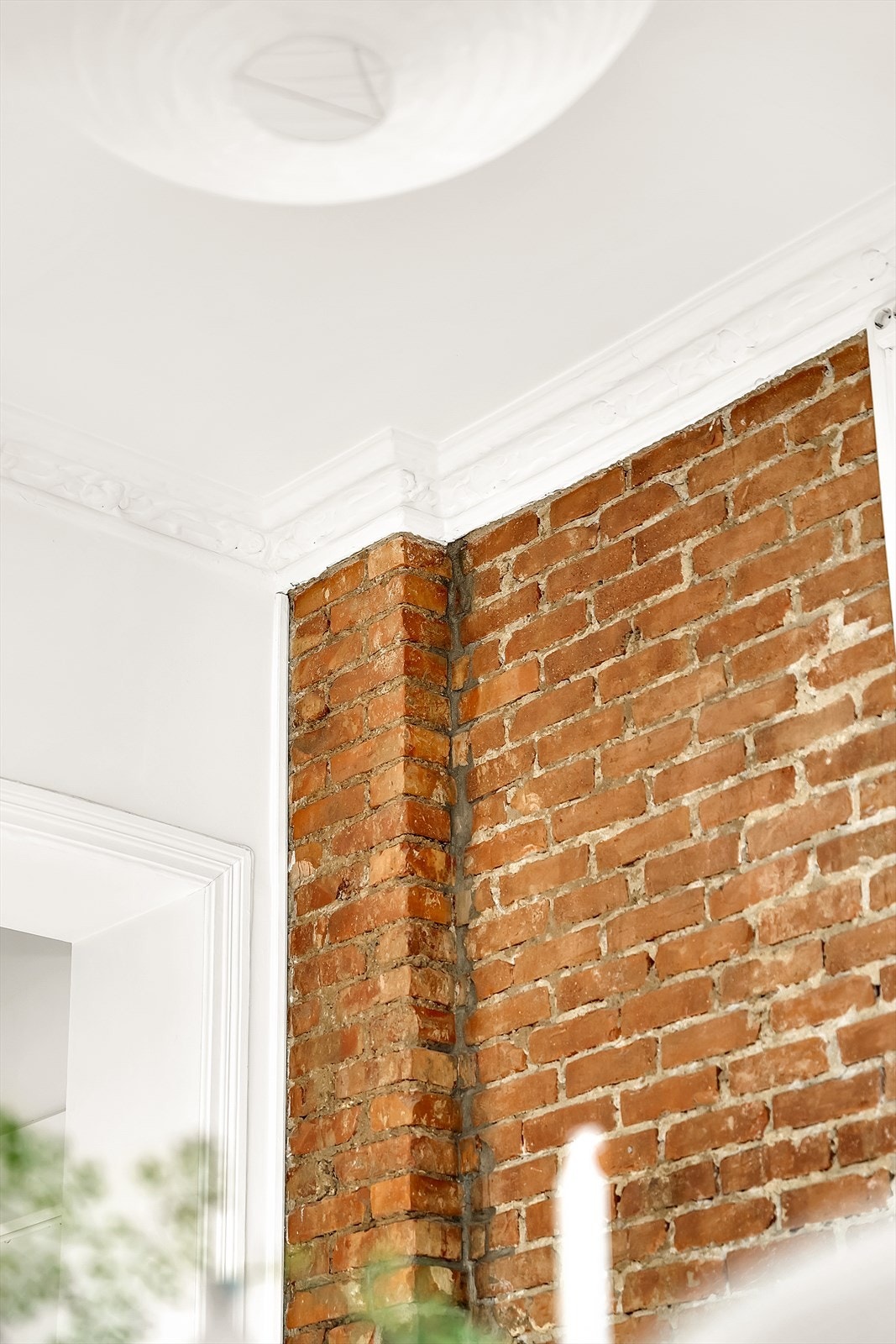 Synlig mur i stuen, noe som gir rommet et rustikt og karakterfullt uttrykk. Galleribilde