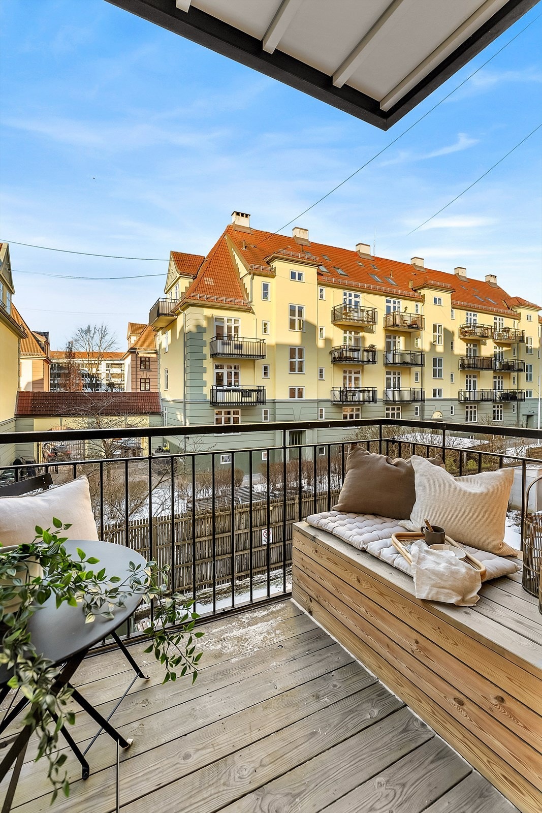 Balkongen vender ut mot lukket bakgård og uten direkte innsyn fra naboer. Her har man mulighet for avslapning i solen fra ca. kl. 14.00 til ca. kl. 21.00 på sommerstid. Galleribilde