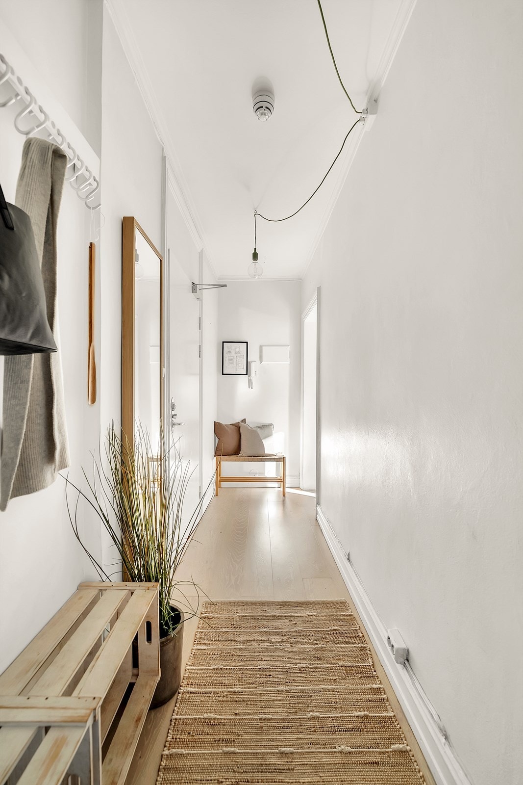 Entréen sørger for et flott førsteinntrykk av boligen med lyse, rene overflater som setter standarden for resten av leiligheten. Galleribilde