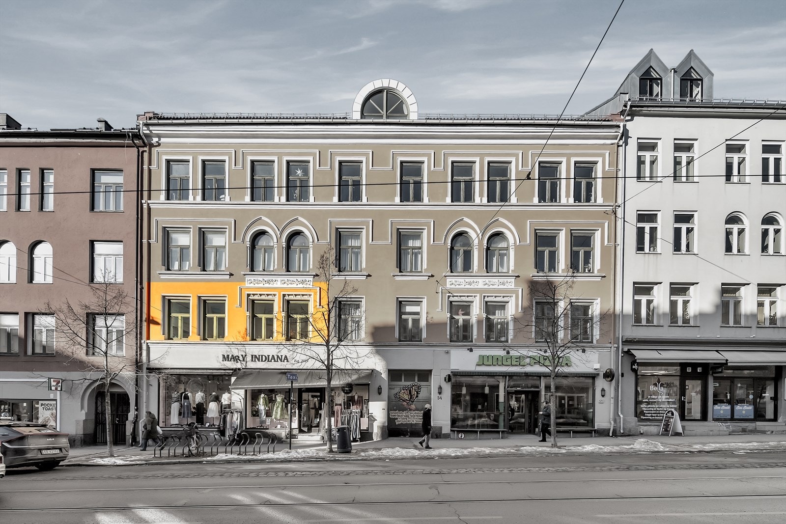 Leiligheten ligger flott til i andre etasje over dameklesbutikken Mary Indiana, som har vært en etablert aktør siden 2015! Galleribilde