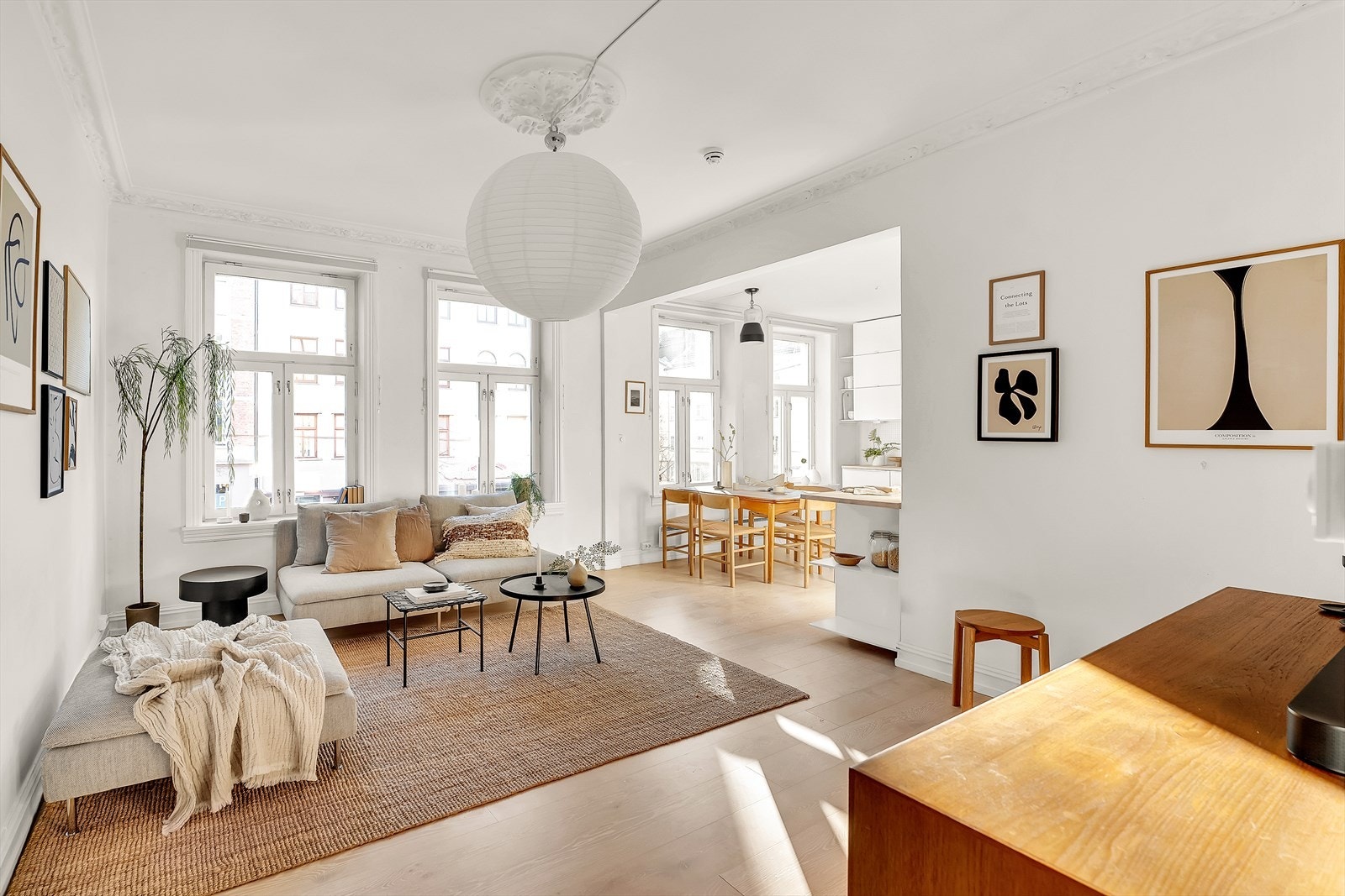 I stue/kjøkken har leiligheten 4 store vindusflater som slipper inn rikelig med naturlig lys og gir rommet en luftig følelse. Galleribilde