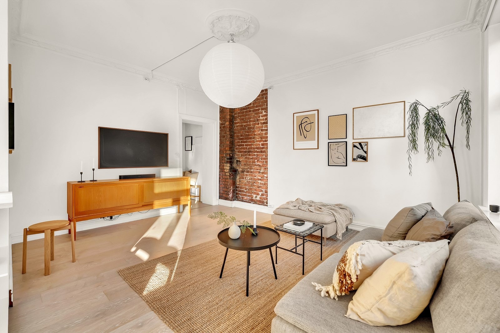 Takhøyden er på hele 2,88 og det er nydelige og klassiske detaljer som rosett og stukkatur. Galleribilde