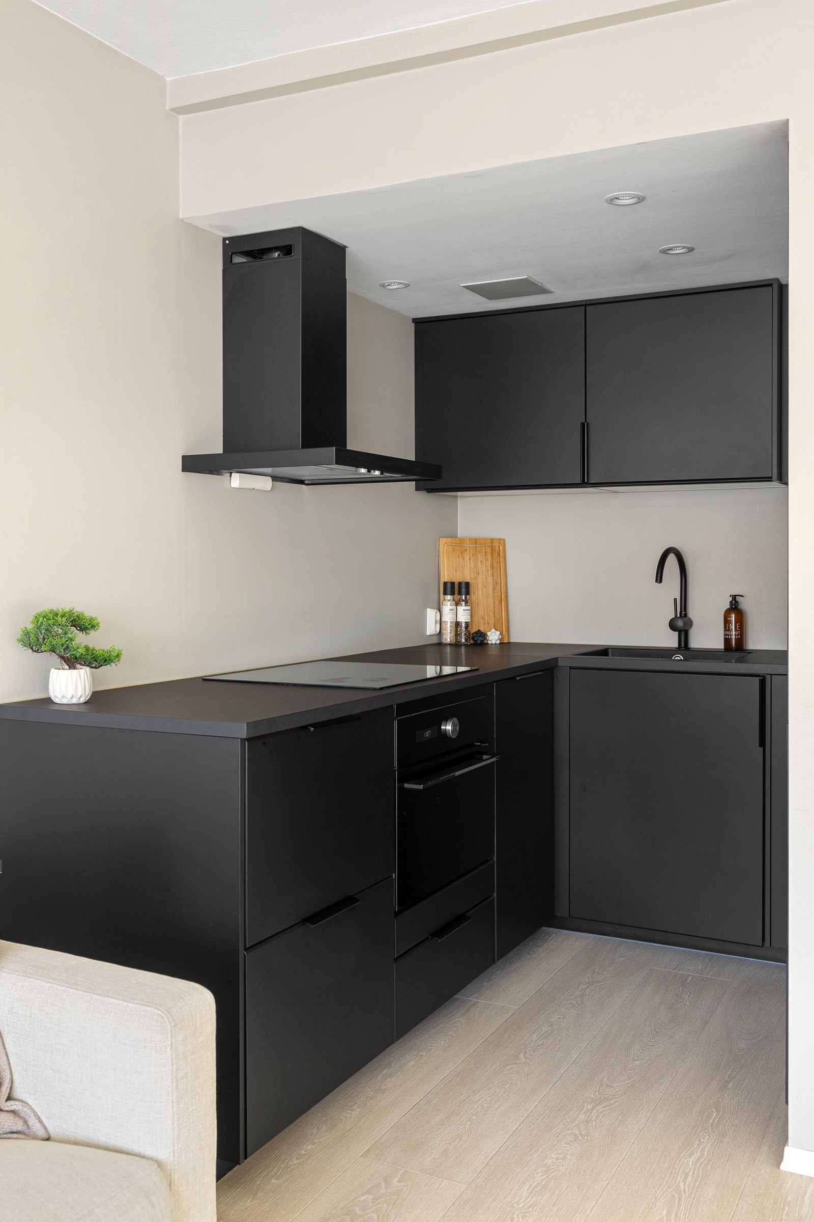 Innbydende, pent Ikea kjøkken fra 2021 med åpen løsning mot stuen. Galleribilde