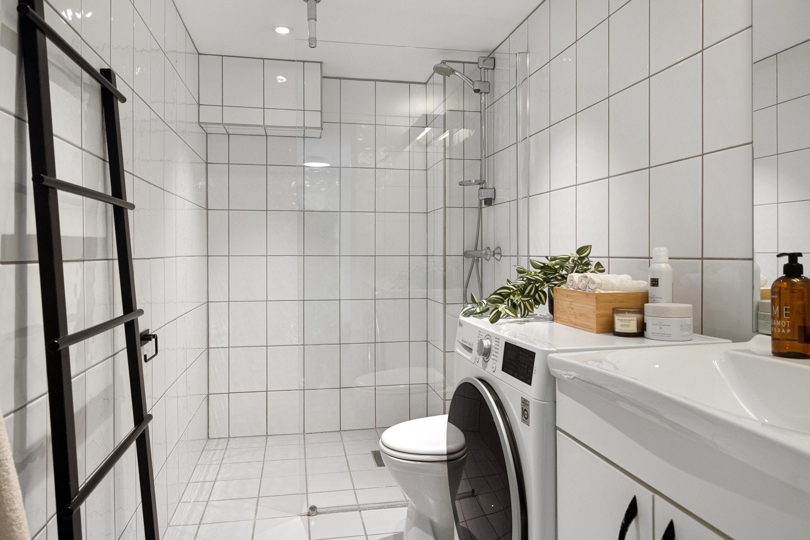 Badet her opplegg for vaskemaskin og har naturlig ventilering Galleribilde