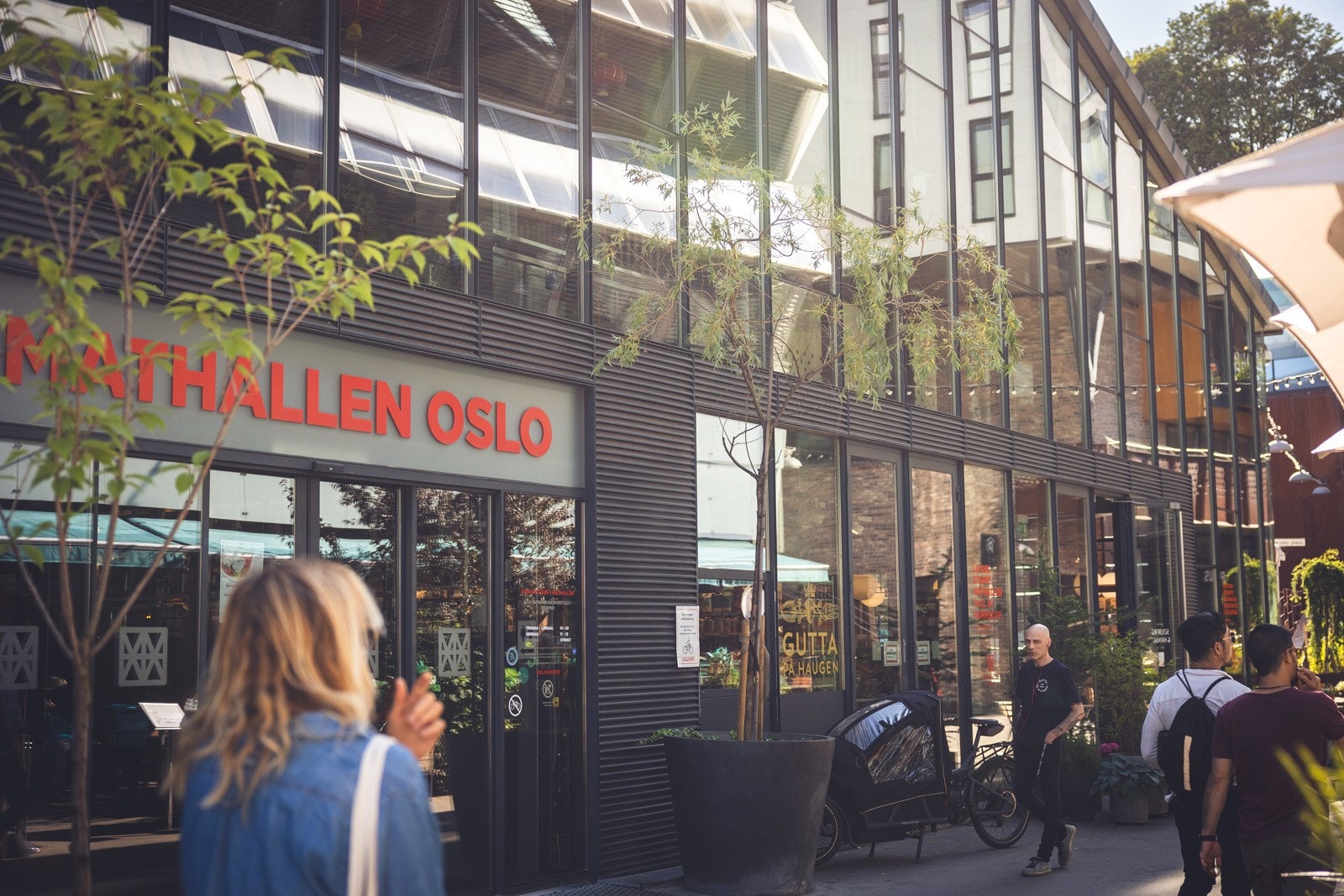 Det er kort vei til Vulkan med Mathallen etc. og Markveien som tilbyr et variert utvalg med bl.a. dagligvare, post, bank, minibank, apotek, vinmonopol, blomsterbutikk, frisør, kafé/restaurant, lege, tannlege og interiør- og motebutikker etc. Galleribilde