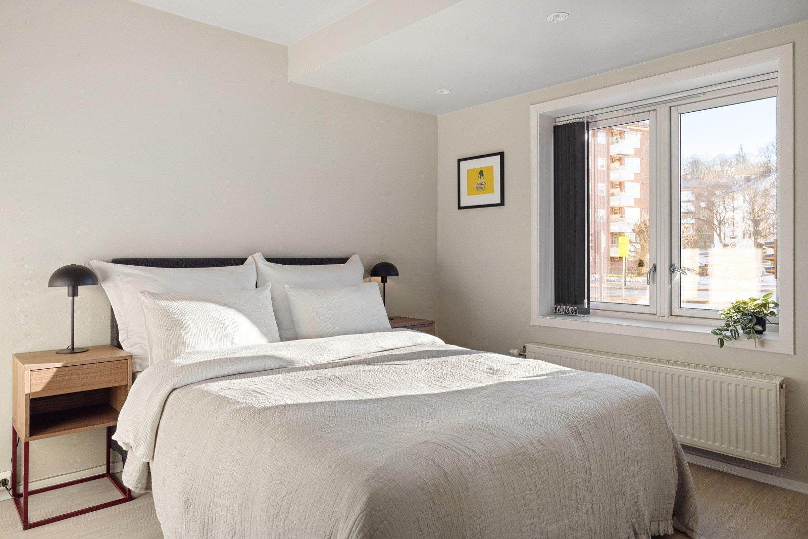 Soverommet er romslig og har god plass til dobbeltseng og nattbord på hver sin side Galleribilde