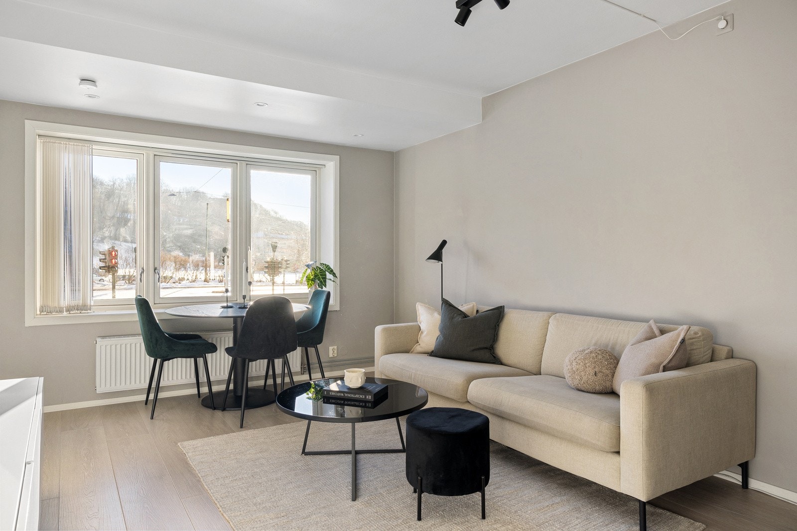 Luftig stue med store vindusflater som slipper inn godt med naturlig lys, og skaper en god atmosfære Galleribilde