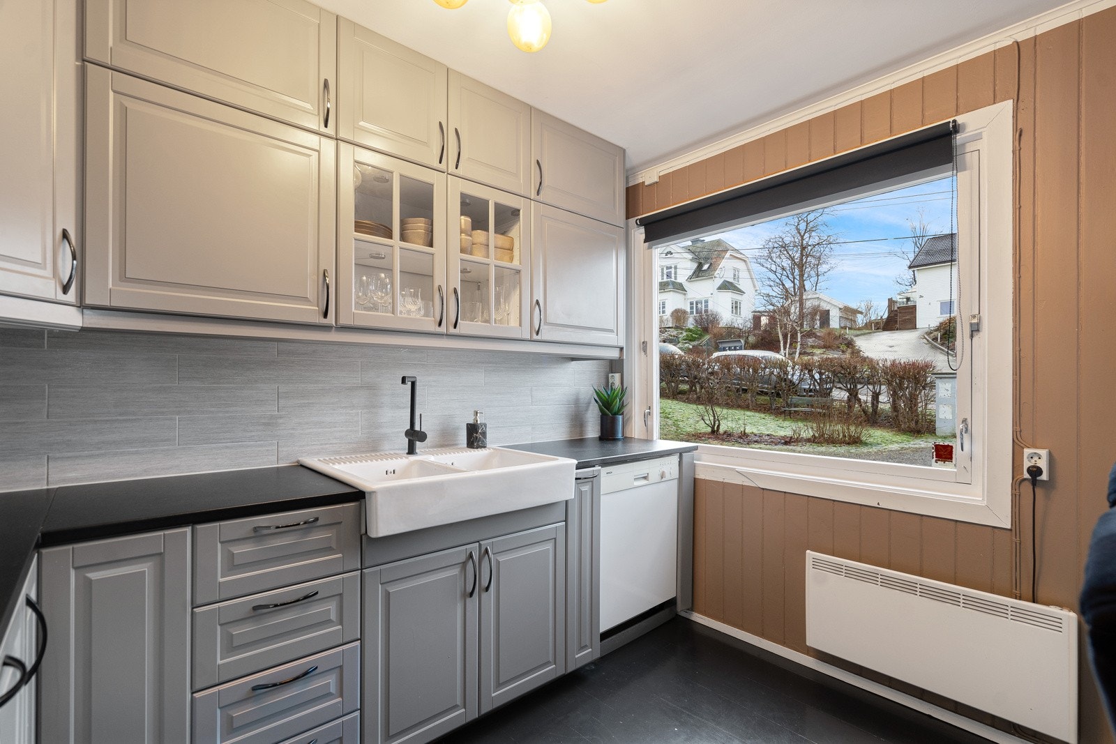 Moderne kjøkken med lys grå innredning Galleribilde