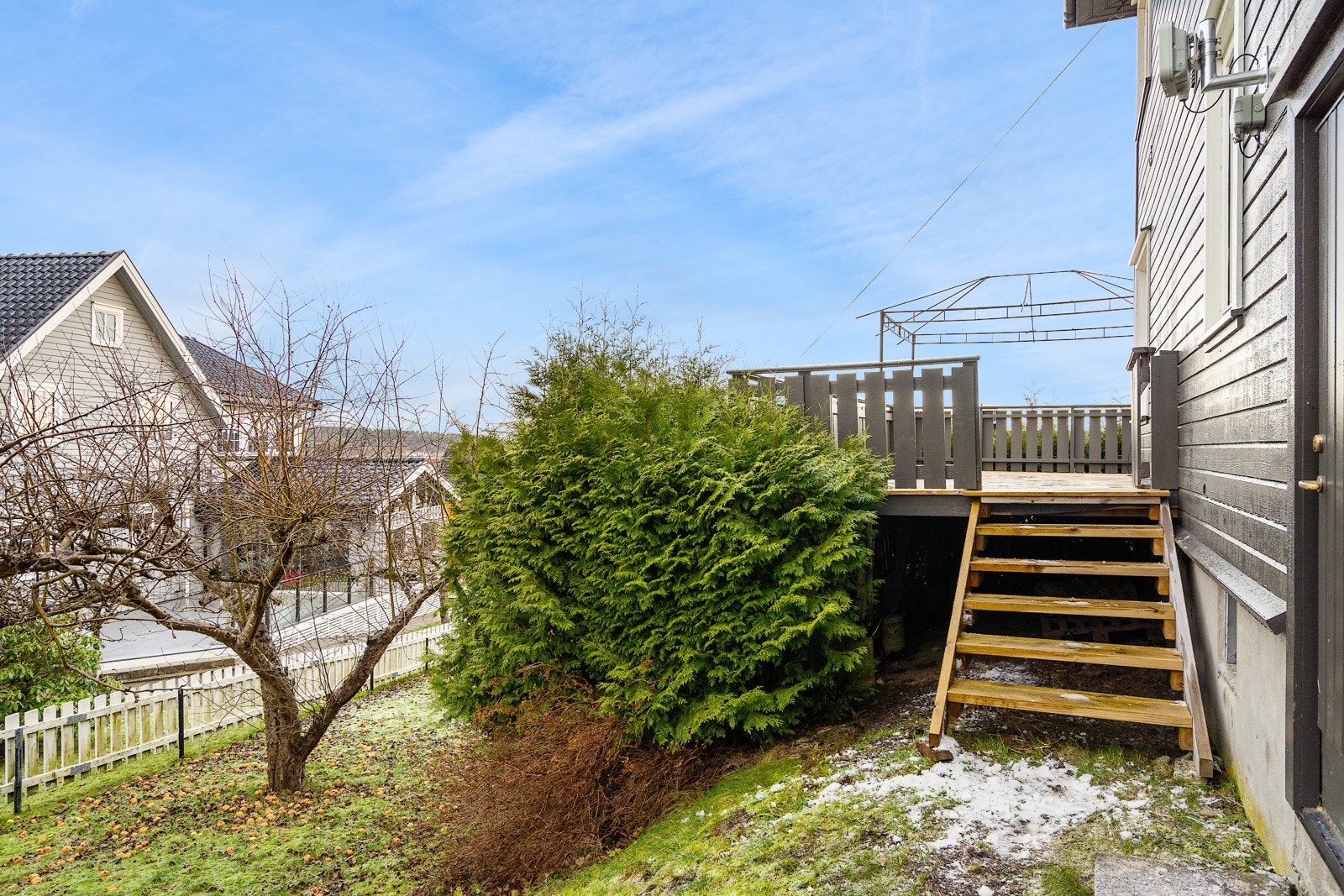 Trapp fra terrassen ned til hagen Galleribilde