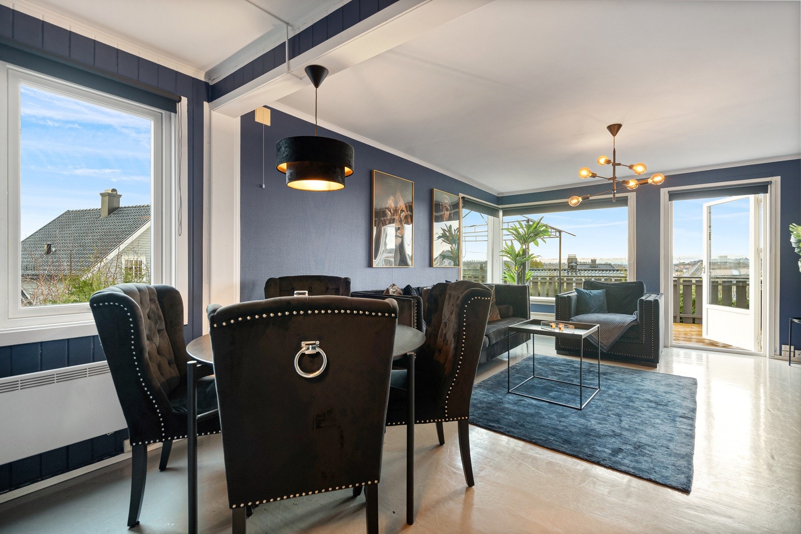 Luftig stue med store vindusflater Galleribilde