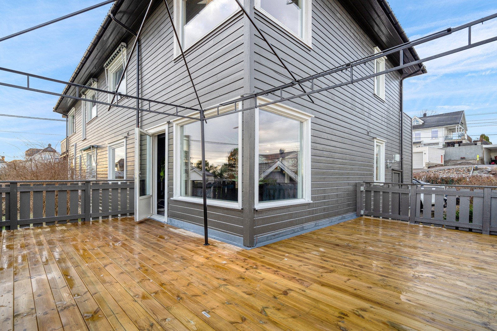 Stor terrasse med plass til flere soner med utemøbler Galleribilde