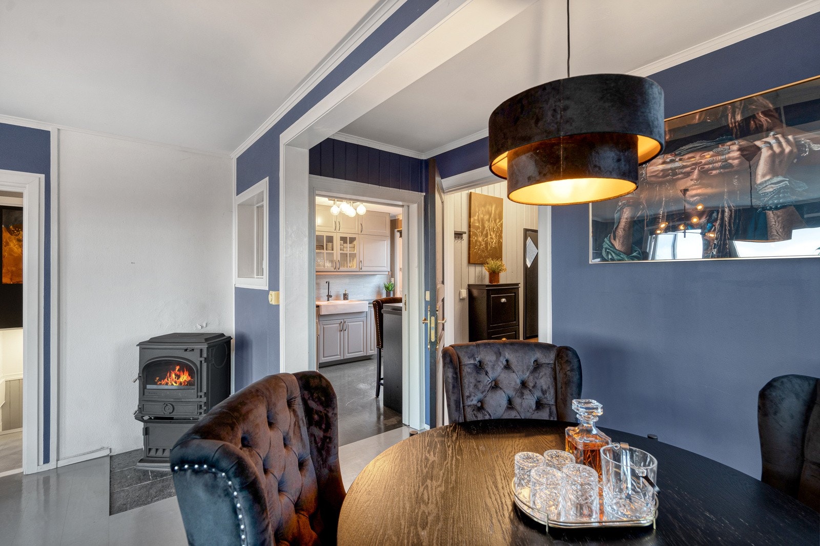 Spisestuen ligger tett på kjøkkenet Galleribilde