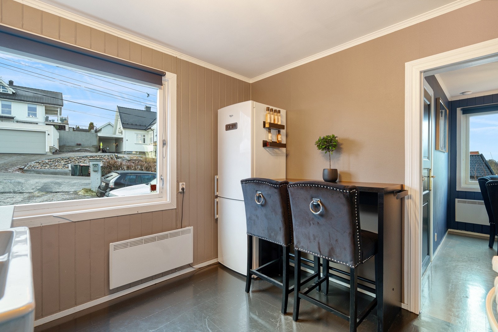 På kjøkkenet er det plass til et lite bord for en kjapp frokost i farta Galleribilde