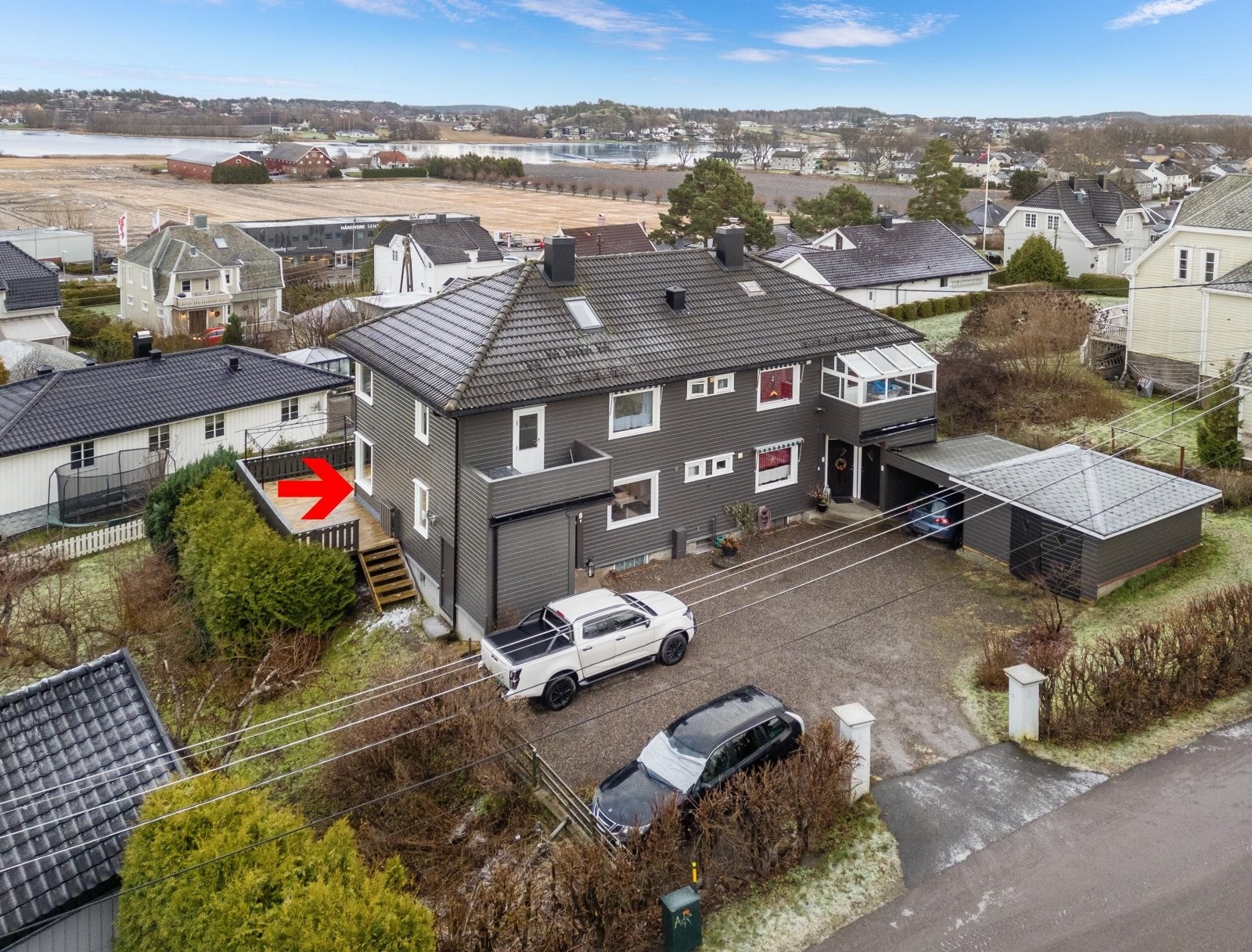 Fasaden sett fra veien Galleribilde