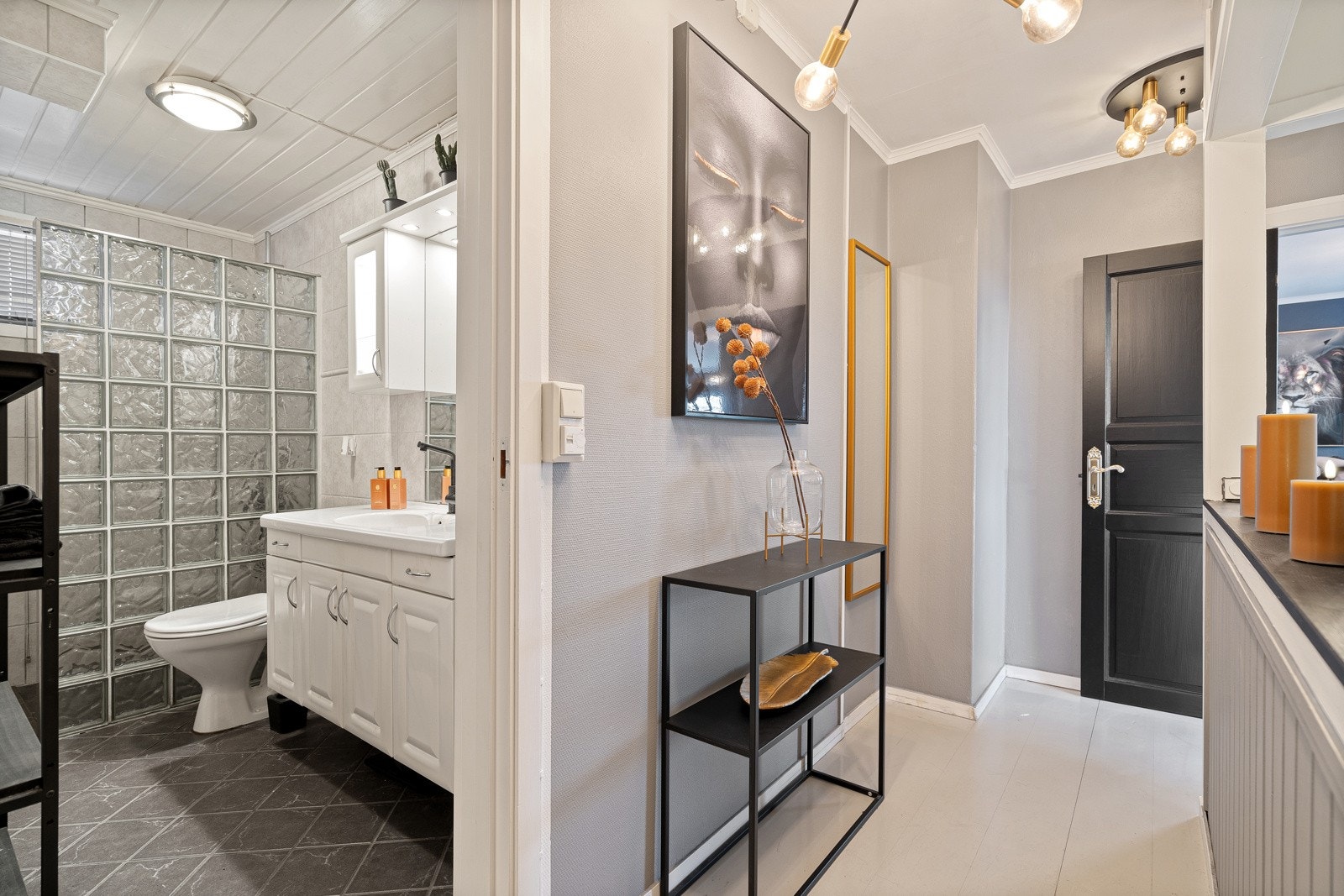 Mellomgang med dør inn til badet Galleribilde