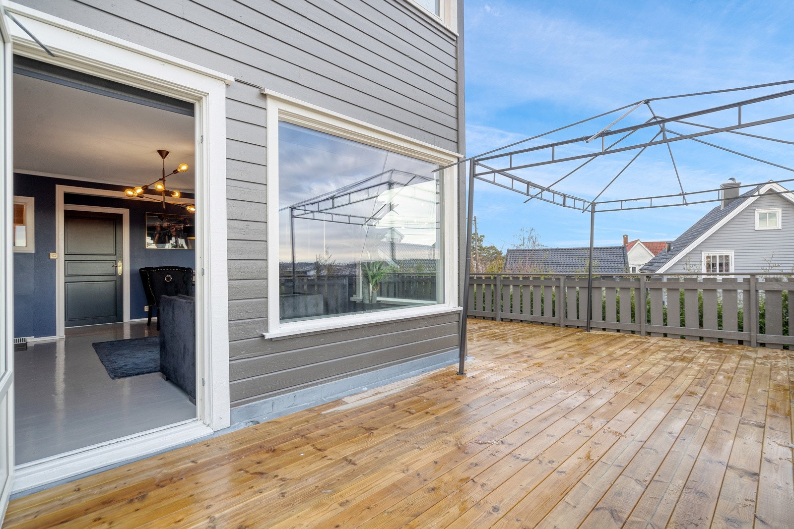 Herlig terrasse hvor sommeren kan nytes til det fulle Galleribilde