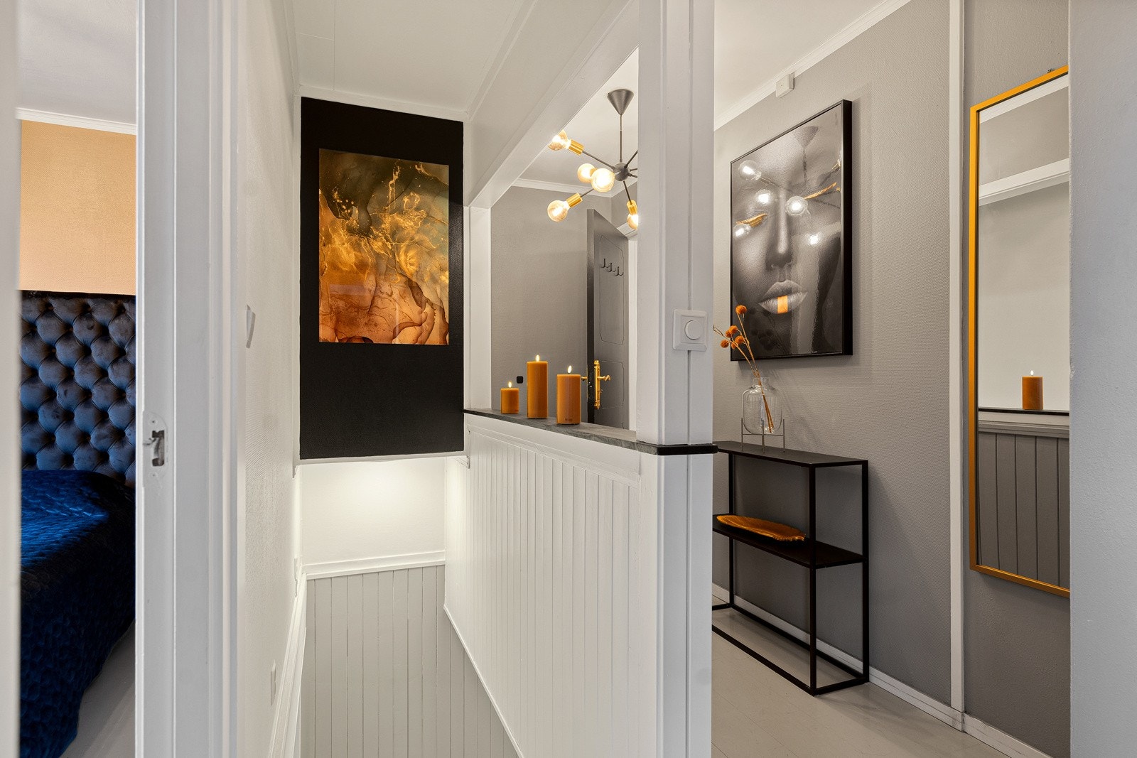 Fra gangen er det trapp ned til innredet rom i kjeller Galleribilde