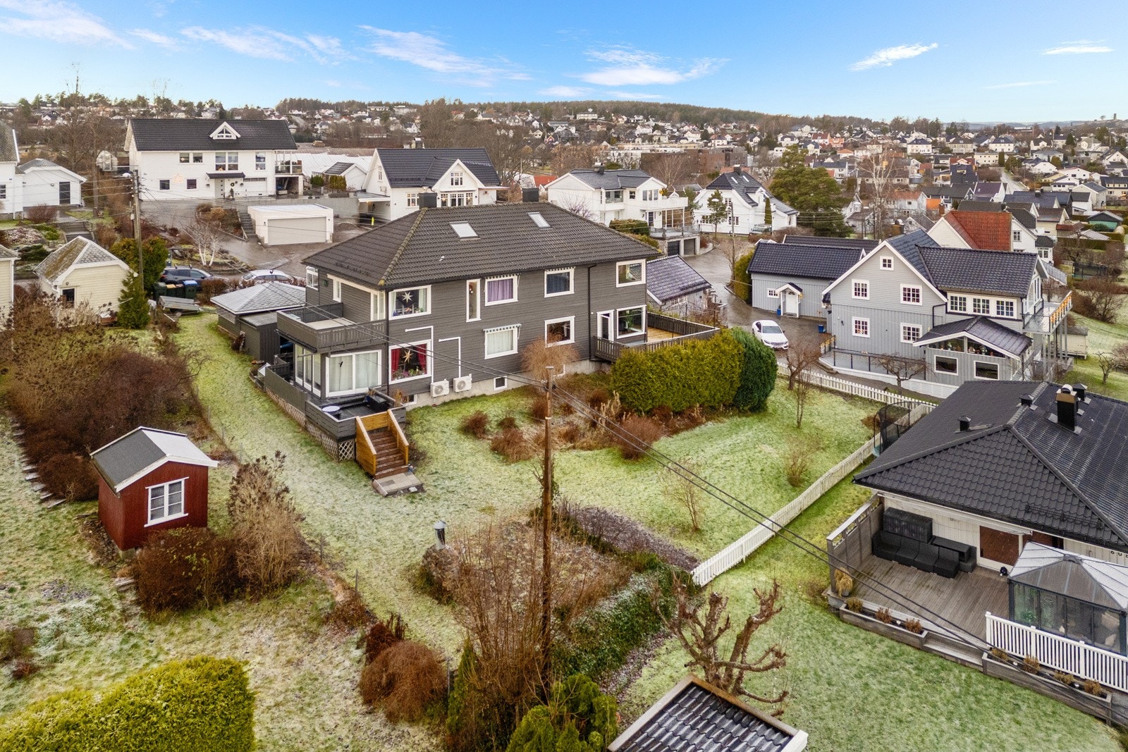 Godt med boltreplass i felles hage Galleribilde