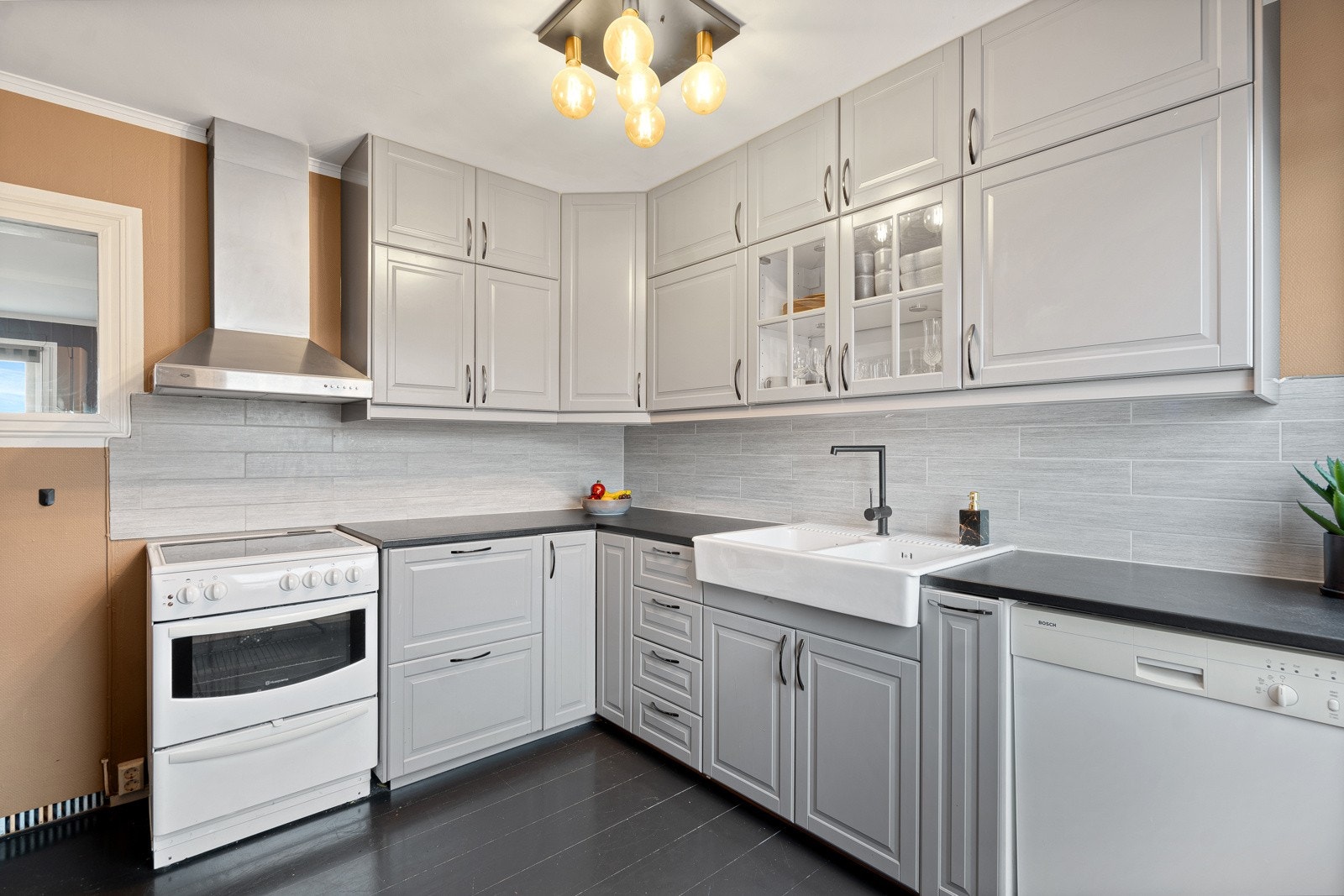 Godt med skap- og skuffeplass i innredningen Galleribilde