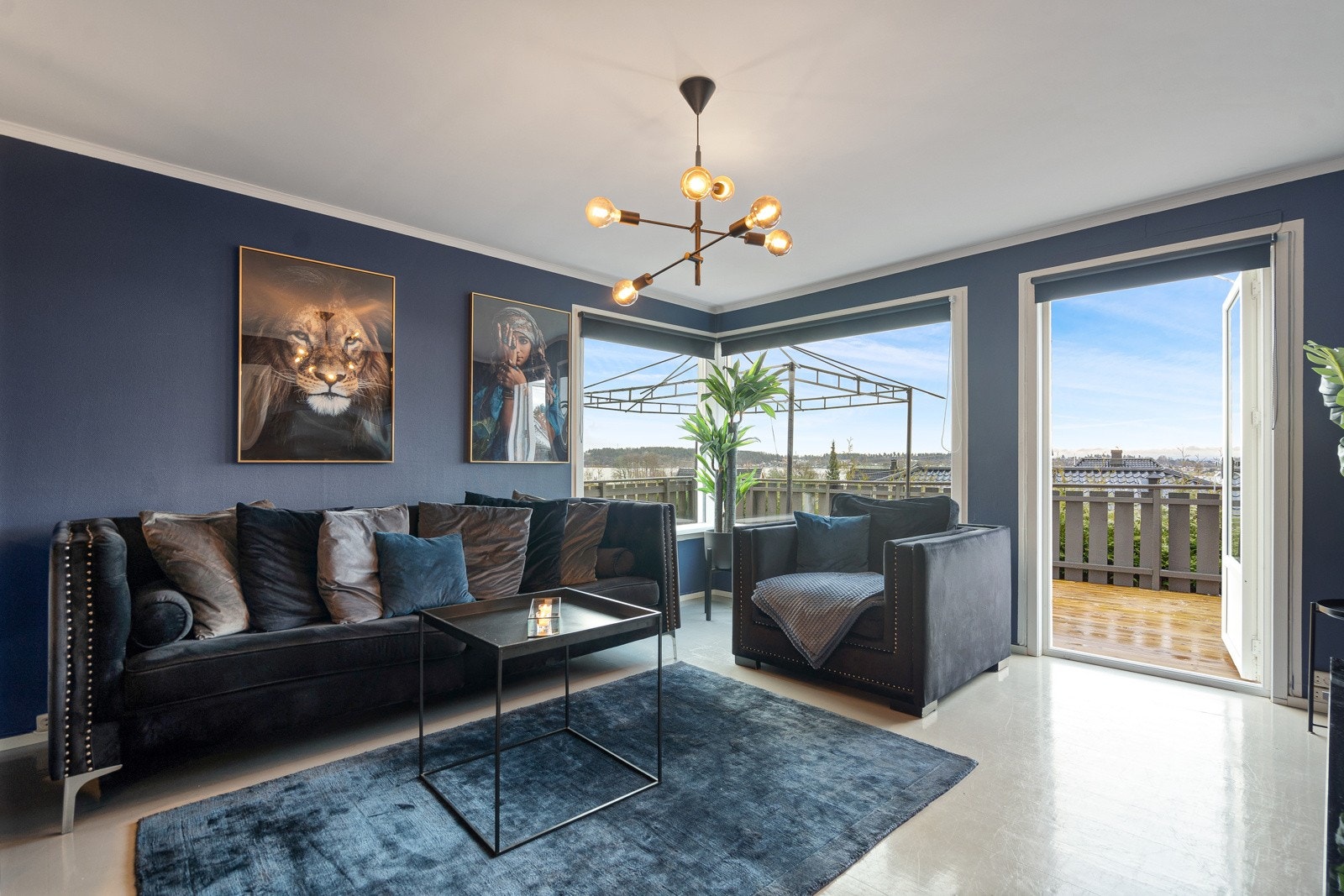 Fra stuen er det utgang til stor terrasse med herlig utsikt Galleribilde