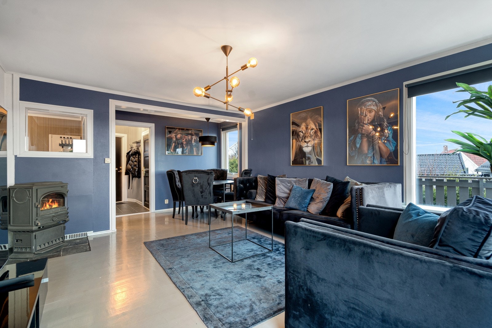 Stuen har plass til flere soner for møblering Galleribilde