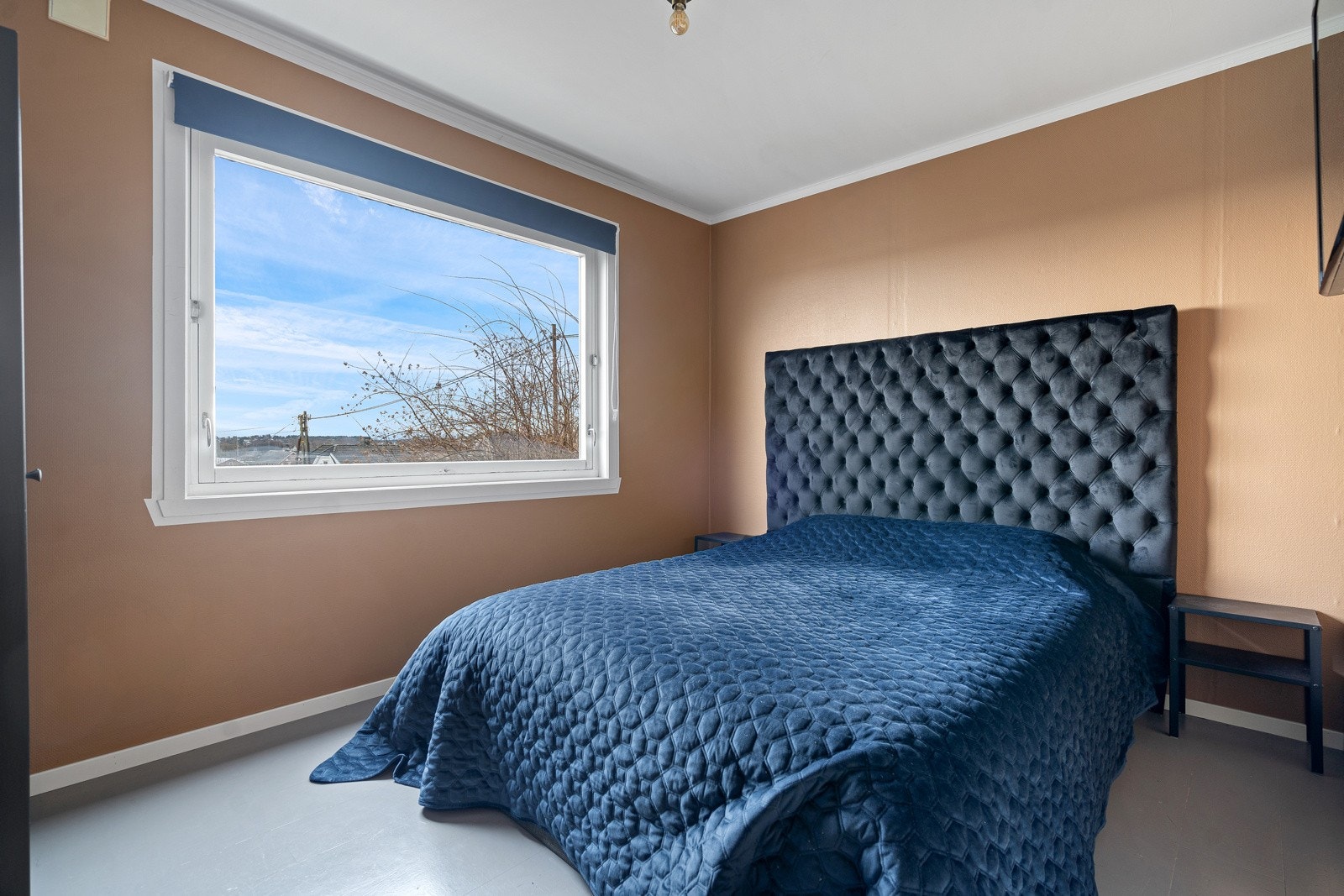 Romslig soverom med stort vindu og flott utsikt Galleribilde