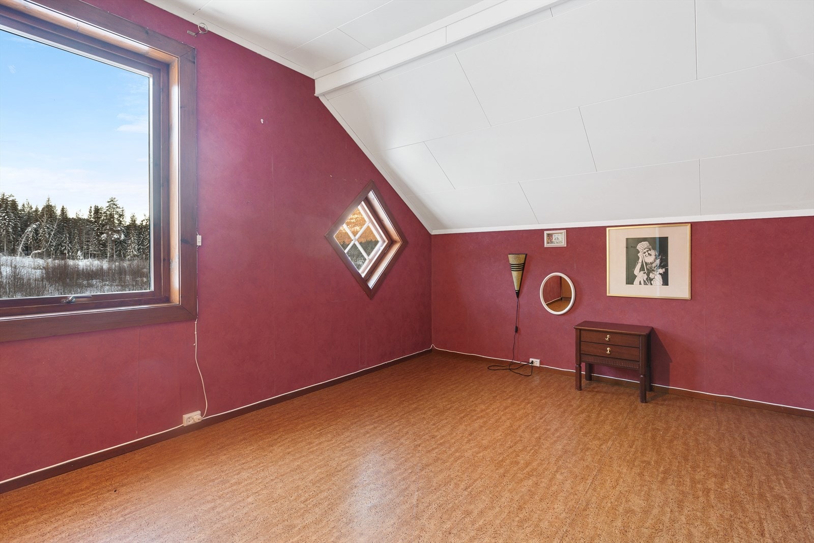 Rommet har en vedovn som sørger for ekstra varme på kalde dager. Galleribilde